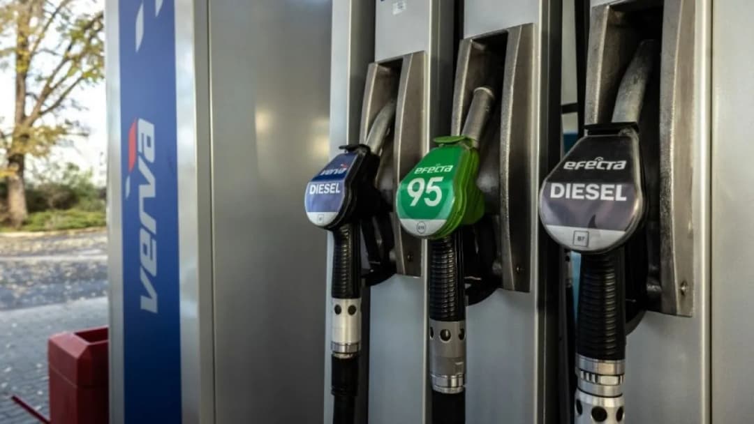 Czy można tankować na włączonym silniku? Poznaj ryzyka i przepisy