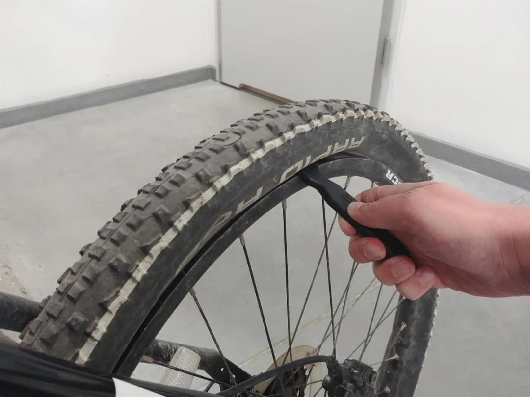 Jak wymienić opony w rowerze: 7 prostych kroków dla każdego rowerzysty