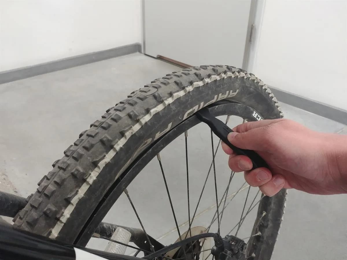 Jak wymienić opony w rowerze: 7 prostych kroków dla każdego rowerzysty