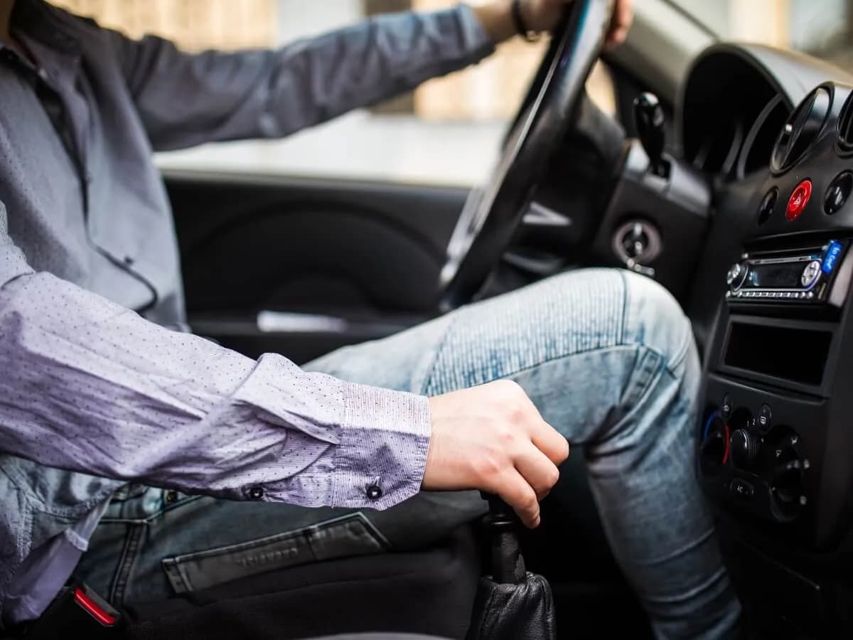 Jak hamować silnikiem: kompletny poradnik bezpiecznej jazdy samochodem