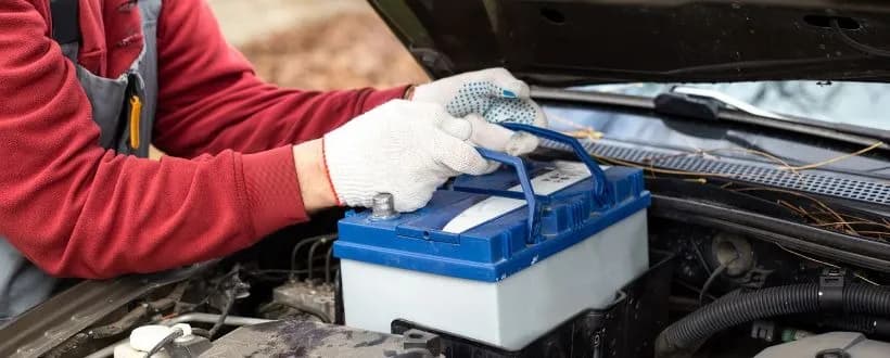 Jak sprawdzić ładowanie akumulatora prostownikiem? Poradnik krok po kroku