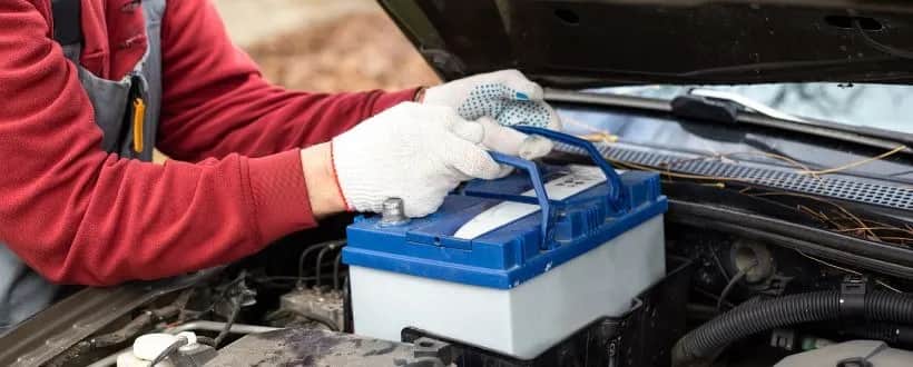 Jak sprawdzić ładowanie akumulatora prostownikiem? Poradnik krok po kroku