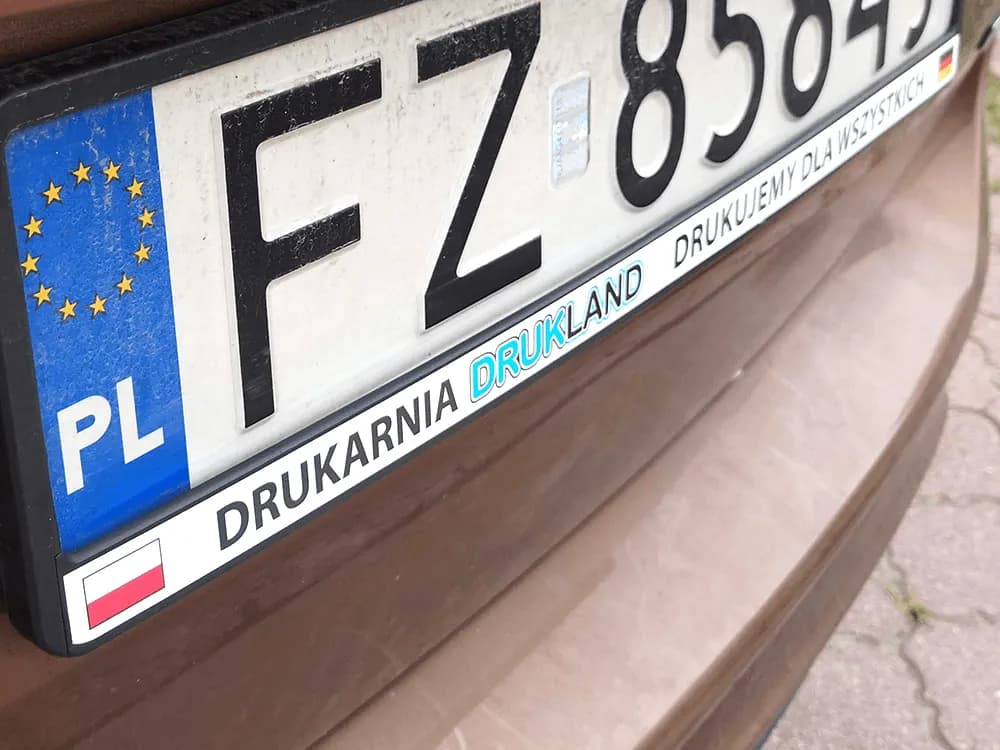 Jakie naklejki na tablice rejestracyjne wybrać? – Praktyczne porady