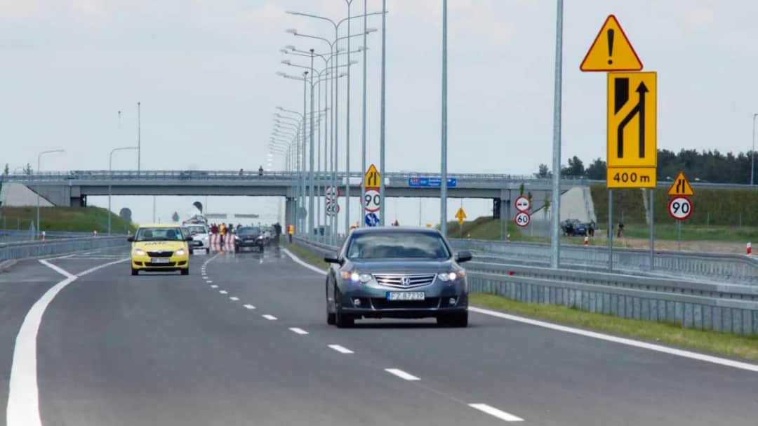 Znak „zjazd z autostrady” – Jakie są zasady i znaczenie tego oznaczenia?