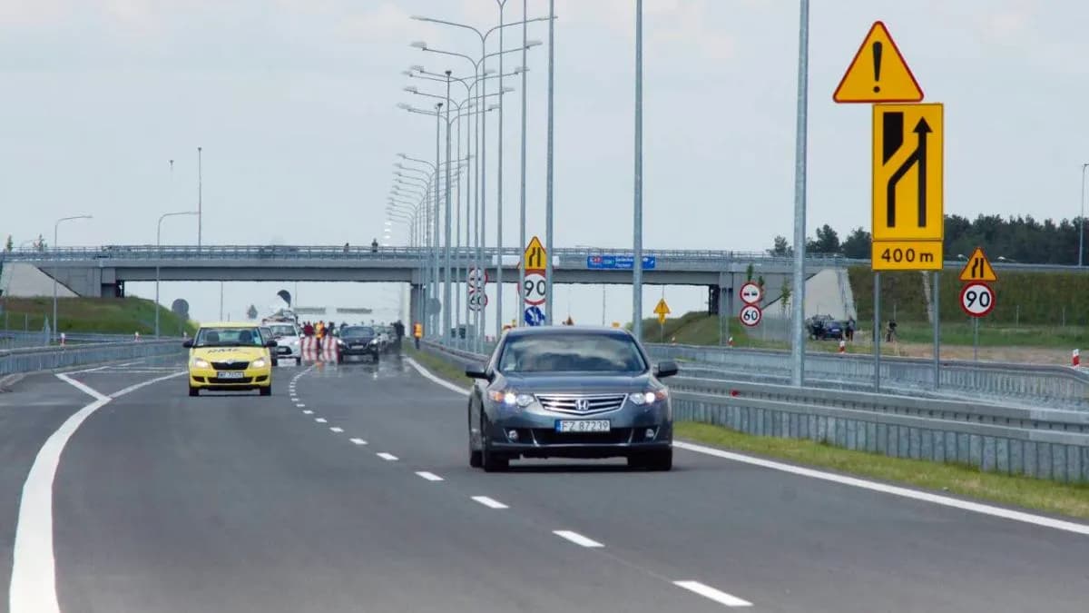 Znak „zjazd z autostrady” – Jakie są zasady i znaczenie tego oznaczenia?