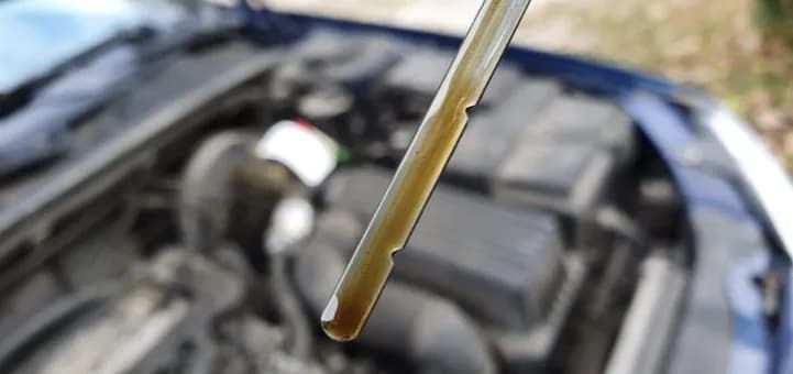 Za dużo oleju w silniku: 5 groźnych objawów, które musisz znać