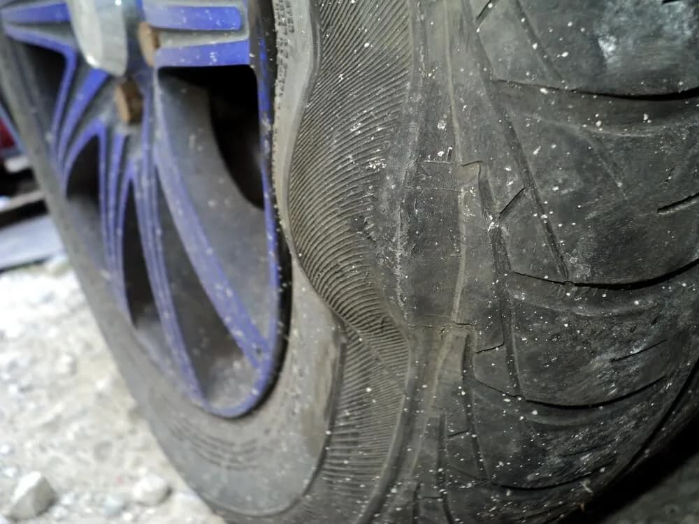 Wybrzuszenie na oponie - Niebezpieczne skutki jazdy i zagrożenia