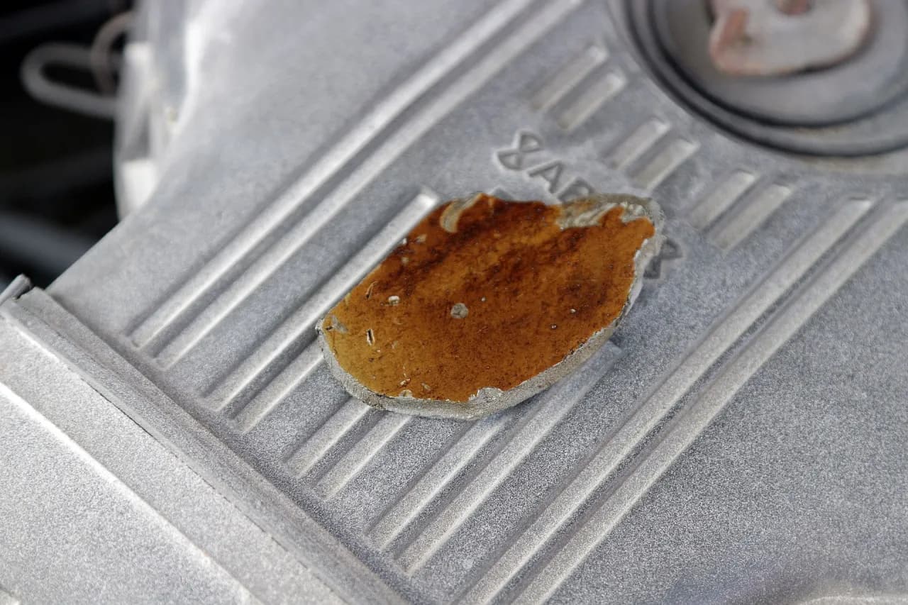 Niebezpieczne objawy zatartego silnika: kiedy natychmiast zatrzymać auto