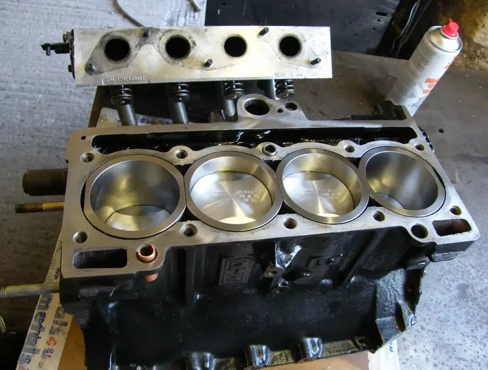 Ile kosztuje remont silnika? Poznaj ceny i czynniki wpływające