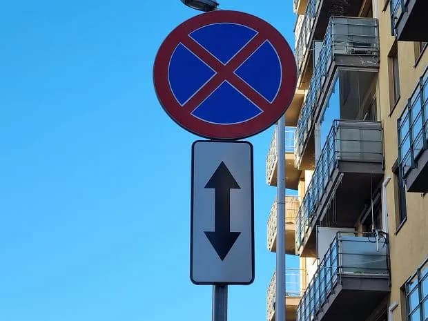 Przegląd znaków drogowych dotyczących parkowania – Co oznaczają?