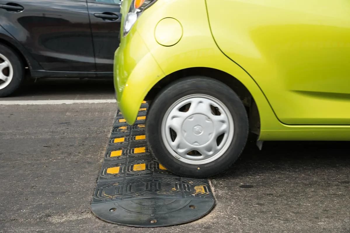 Typy i efekty spowalniaczy na drodze – Przewodnik po różnych rozwiązaniach