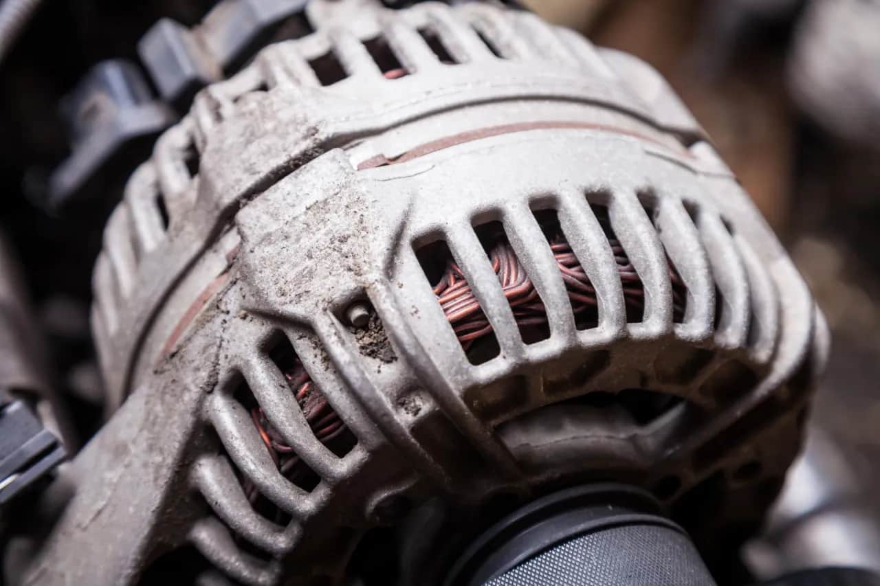 Zalany alternator objawy: jak rozpoznać i uniknąć kosztownych napraw