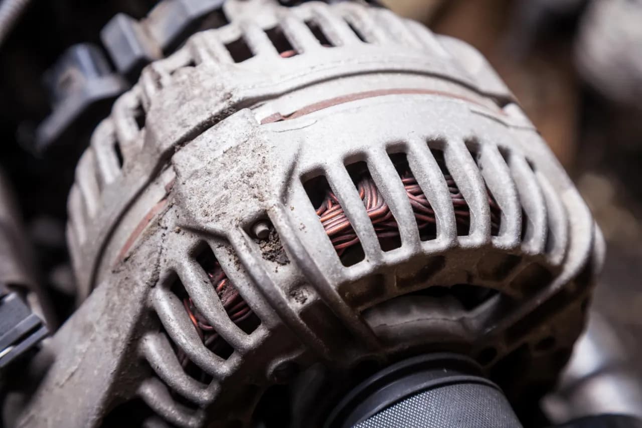 Zalany alternator objawy: jak rozpoznać i uniknąć kosztownych napraw