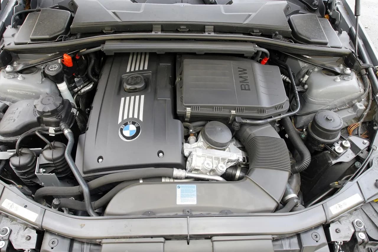 Jaki silnik BMW E90 wybrać? Zobacz te najbardziej niezawodne jednostki
