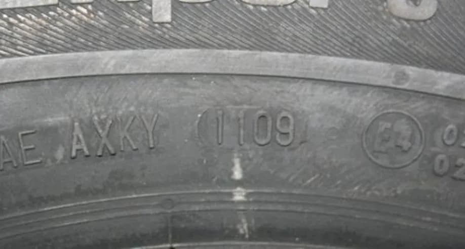 Jak sprawdzić wiek opony i uniknąć niebezpieczeństwa na drodze