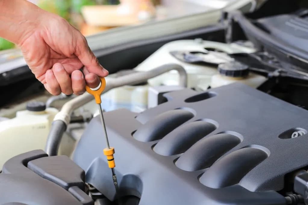 Zły olej w silniku objawy – jak rozpoznać problemy z silnikiem